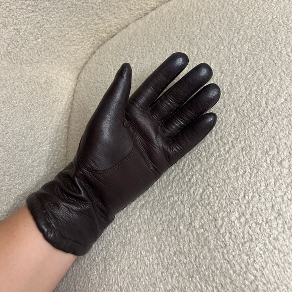 Cashmere Lined Full-Grain Leather Gloves | Quiet Luxury - Picture 5 of 16